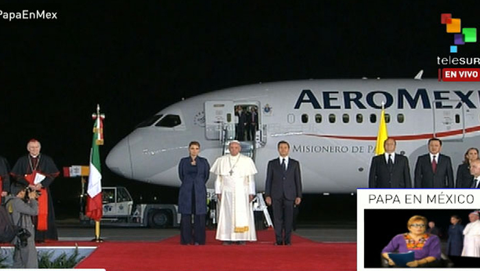 En compañía del presidente de la nación, Enrique Peña Nieto, y la primera dama, Angélica Rivera, el papa encabezó una ceremonia de despedida.