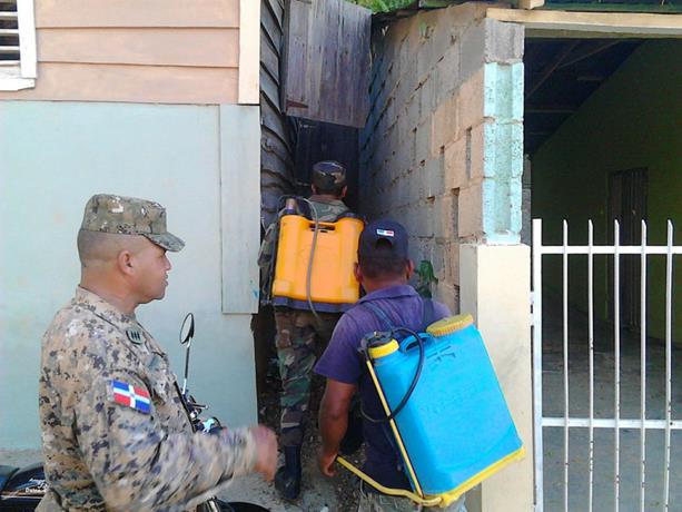 Los militares se sumaron a las labores de prevención con operativos de fumigación que realizan bajo la supervisión del Ministerio de Salud Pública de Haití.