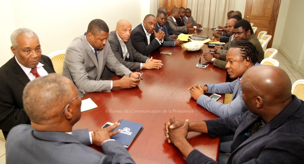 Privert continúa discusiones para nombrar primer ministro de Haití.
