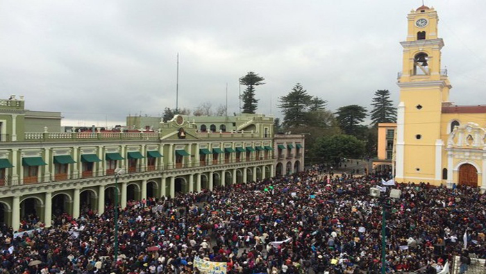 Miles de universitarios salieron a las calles de Xalapa, Veracruz, para marchar por los derechos universitarios y recordaron a los 43 de Ayotzinapa.