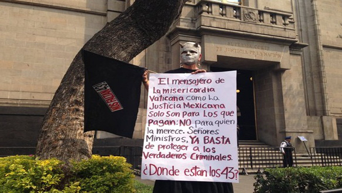 Frente a las instalaciones de la Corte de la Justicia de la Nación, pancartas exigían respuestas por parte del Gobierno nacional.