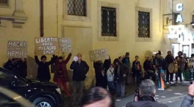 “Patria sí, buitres no”, “Libertad para Milagro”, “No al ajuste” y “Basta de despidos”, se podía leer en los carteles de los manifestantes en Roma.