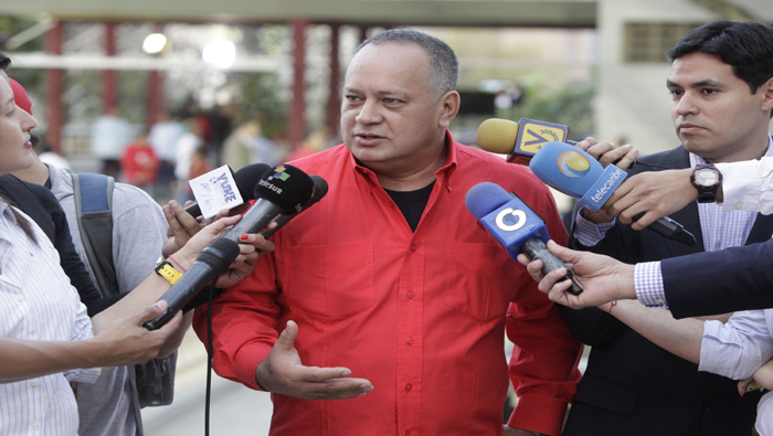 Cabello indicó que alguien “le quiere pasar factura” al expresidente colombiano Álvaro Uribe, por la detención de su hermano.