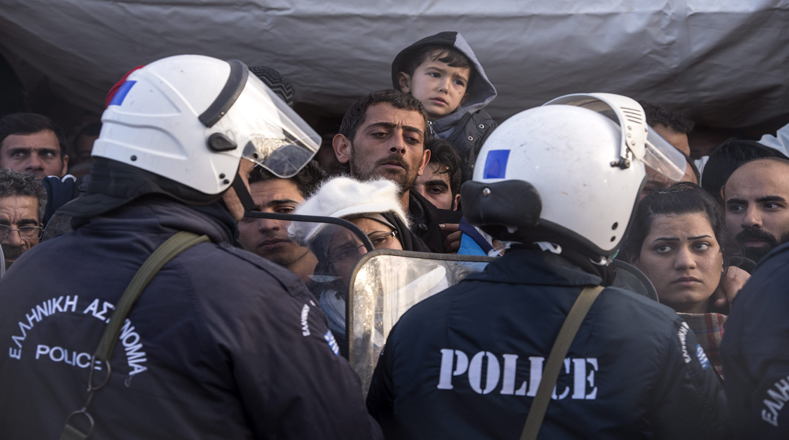 Los refugiados intentaban cruzar la valla fronteriza ubicada entre Grecia y Macedonia, cuando las fuerzas de seguridad atacaron sin contemplación.