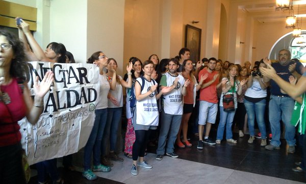 Los trabajadores acudieron al Ministerio de Educación para exigir el cese de los despidos.