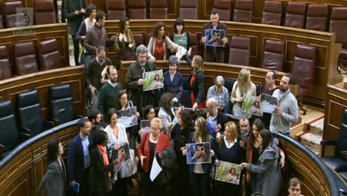 El grupo parlamentario de Podemos se concentró en el centro del hemiciclo con fotos de la activista.