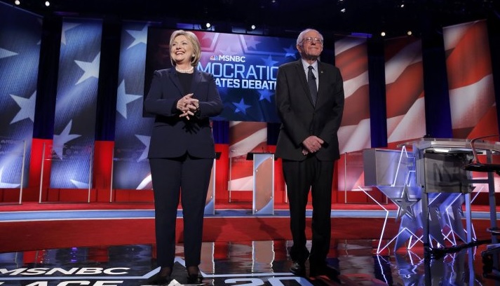 Clinton y Sanders tras terminar el debate en la ciudad de Flint, Michigan