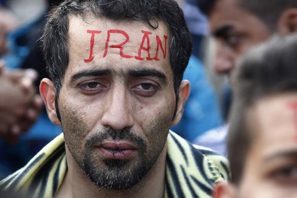 Refugiados iraníes se cosieron la boca para pedir que abran fronteras entre Grecia y Macedonia