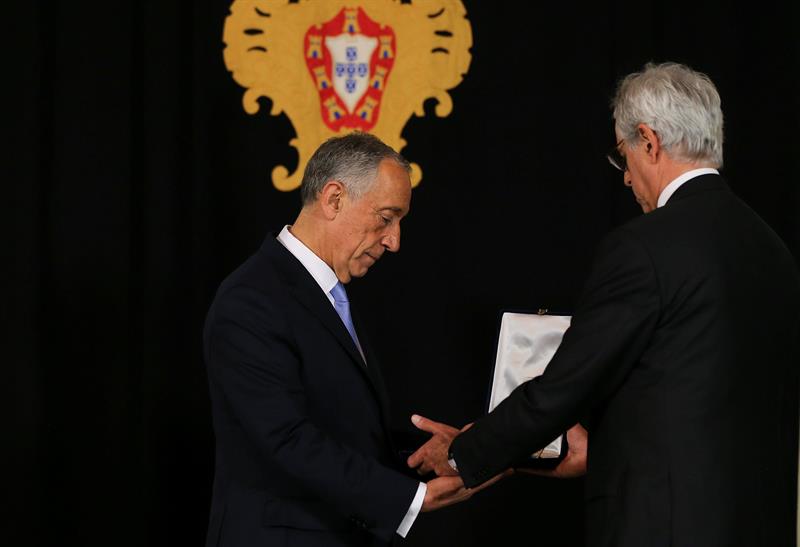 Rebelo de Sousa recibe la insignia de la Banda de las Tres Órdenes a su llegada al Palacio de Belem tras la ceremonia de investidura en Lisboa.