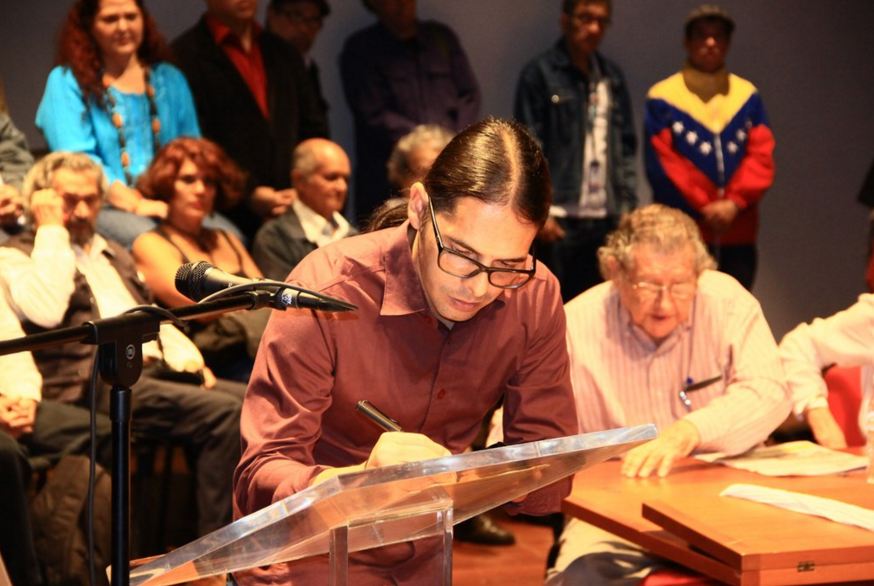 Intelectuales y artistas firmaron en apoyo al manifiesto que rechaza el decreto de Obama.
