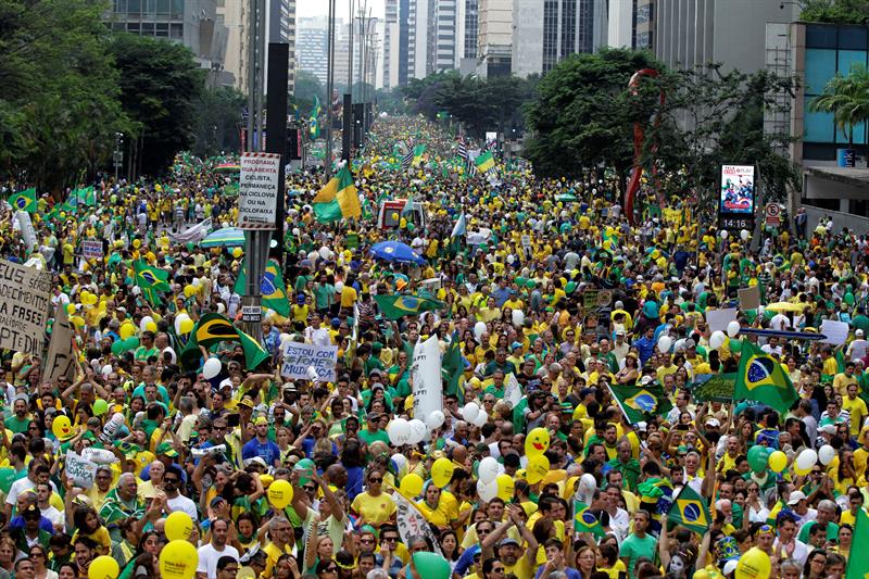 Durante una manifestación de la derecha pedían la intervención militar como la mejor salida política para Brasil.