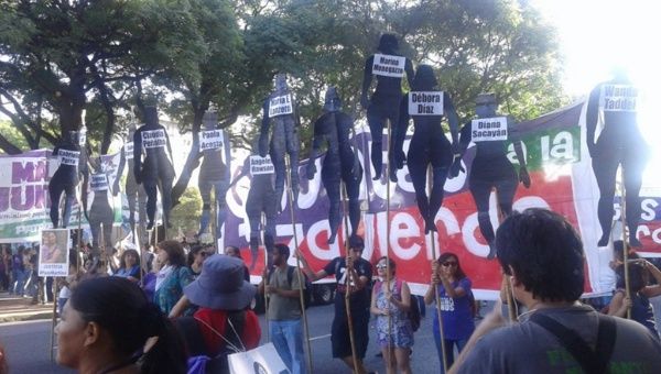  Buenos Aires, en el distrito más populoso del país las denuncias por los casos de feminicio incrementaron un 20% en 2015, año de la marcha "Ni Una Menos". 