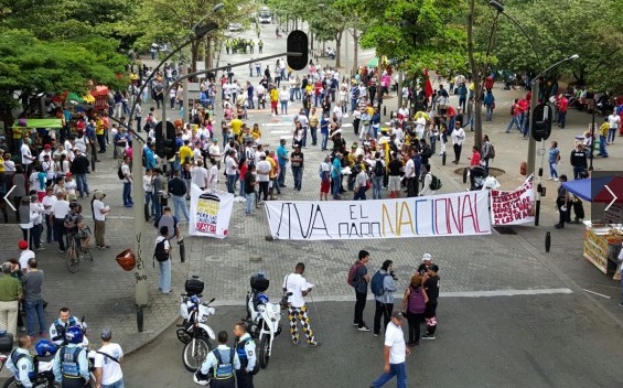 Colombianos protestan contra medidas económicas de Juan Manuel Santos