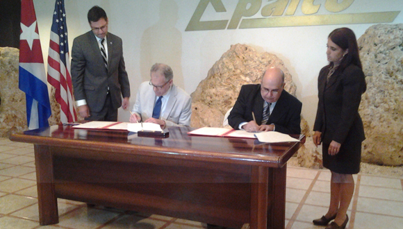 El acuerdo fue firmado por el encargado de negocios de la Embajada de EE.UU. en La Habana, Jeffrey DeLaurentis y el jefe de la Oficina Nacional de Hidrografía y Geodesia (ONHG), Cándido Regalado Gómez.