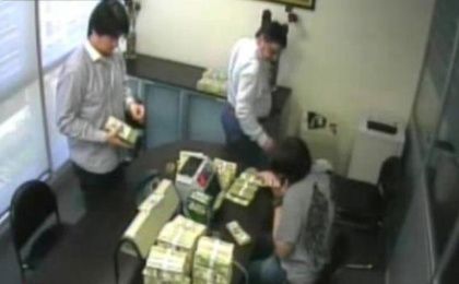 Durante el vídeo, Martín Báez en compañía de otras personas, contaban pilas de dinero y los guardaban en bolsos deportivos.