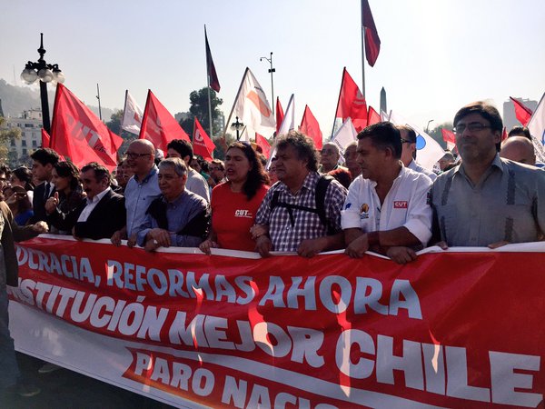 Trabajadores y estudiantes marcharon en reclamo de medidas justas.