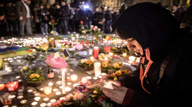 Ciudadanos de París y Bélgica se reunieron en las principales plazas y monumentos de sus países para homenajear a las víctimas del atentado ocurrido este martes en Bruselas.