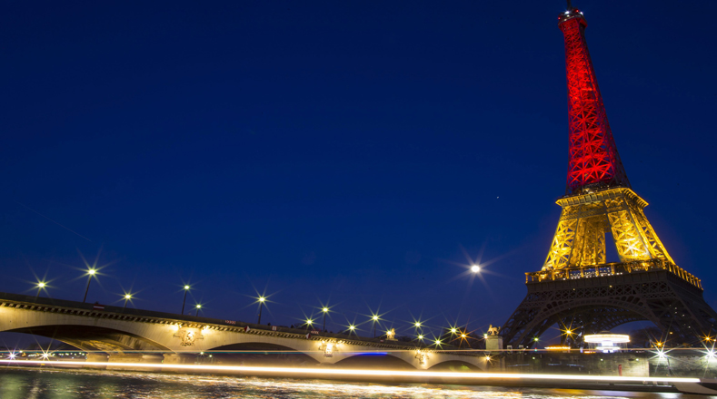 La Torre Eiffel fue iluminada con los colores de la bandera de Bélgica en honor a las víctimas del atentado terrorista, donde unas 34 personas perdieron la vida y al menos 200 resultaron heridas.