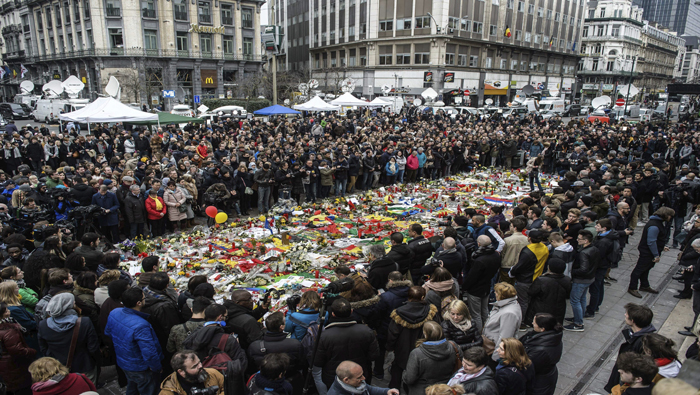 Cientos de personas guardaron un minuto de silencio en la Plaza de la Bolsa en Bruselas.