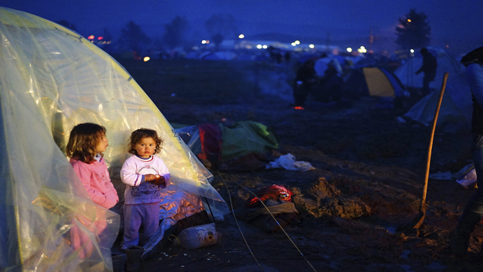 Niñas refugiadas descansan en el campamento provisional de Idomeni, en la frontera entre Grecia y Macedonia.
