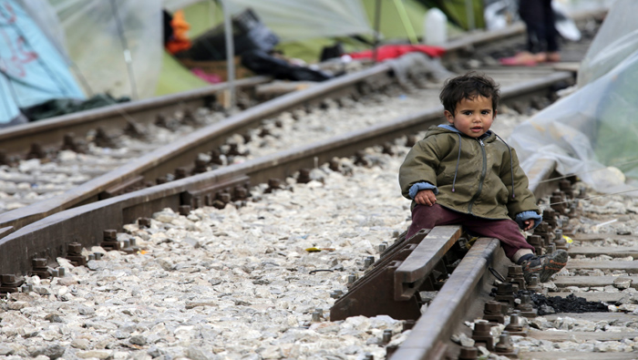 Un niño refugiado juega en las vías del tren en el campo de Idomeni, en la frontera entre Grecia y Macedonia.