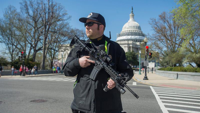 Agentes de seguridad custodian las afueras del Capitolio de EE.UU.