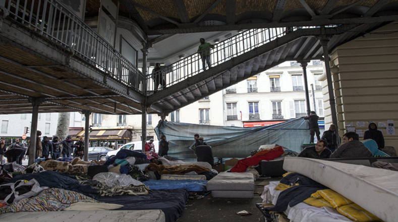 Refugiados en Grecia y Francia improvisan campamentos para sobrevivir
