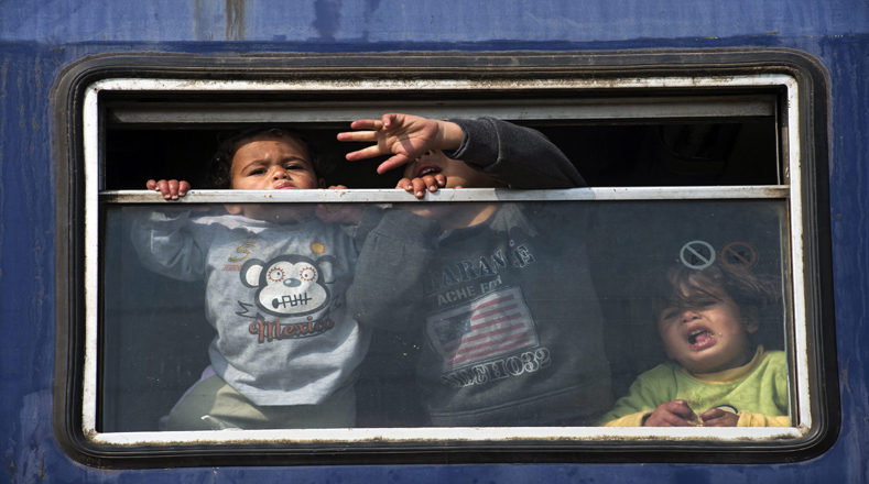 El Gobierno griego inició el traslado de refugiados desde las islas a territorio continental para despejar los centros de registro. 