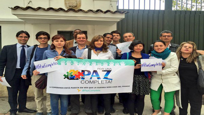 Representantes de la política, educación, líderes sindicales y demás ciudadanos colombianos presentaron la misiva en la Nunciatura Apostólica de Colombia.