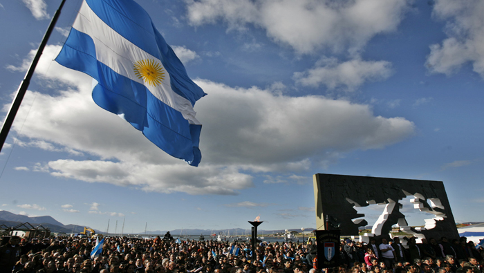 Argentina comenzó hace algunos años una sucesión de políticas para presionar a Inglaterra a que se siente a negociar el futuro de las islas. 