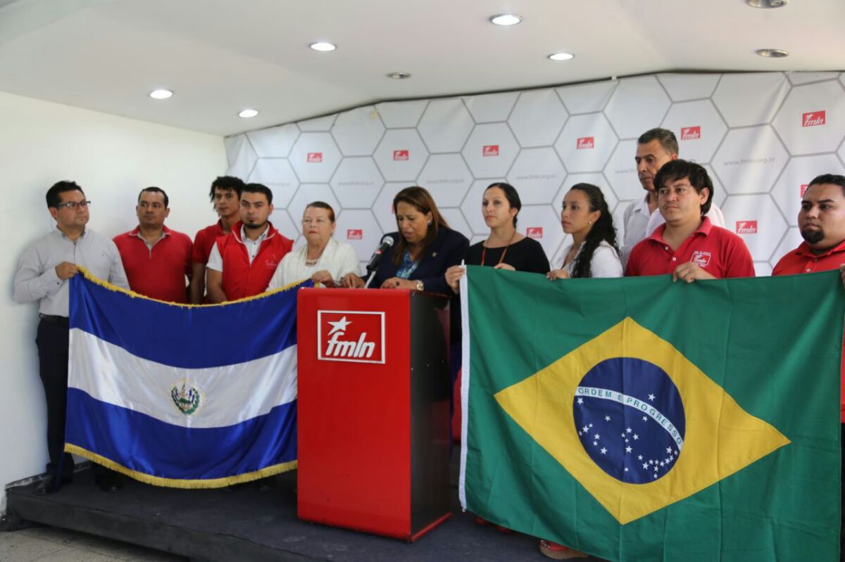 Miembros del FMLN rechazan acciones de la derecha contra el Gobierno de Brasil.
