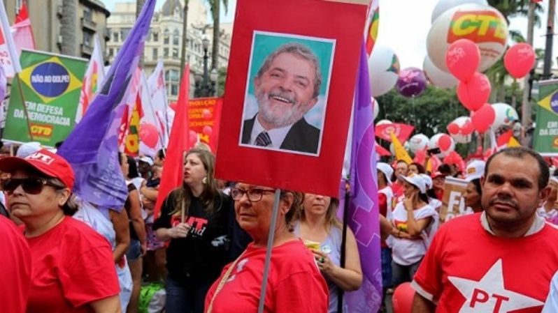 El 31 de marzo de 2016 miles de manifestantes expresaron apoyo a Dilma y rechazo a cualquier intento de golpe de Estado.