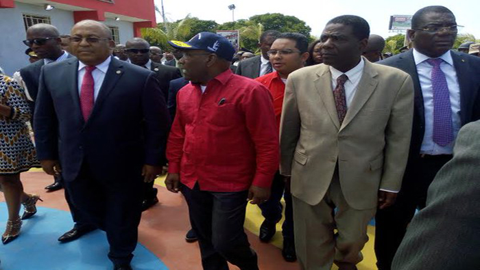 Aristóbulo Istúriz (medio) y Enex Jean Charles (Iz.) primer ministro de Haití, en su llegada a la plaza Hugo Chávez de Puerto Príncipe.