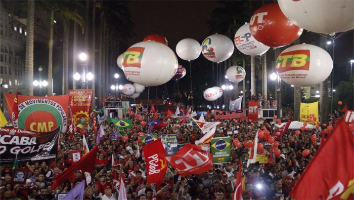 Al menos en nueve estados de Brasil se realizaron concentraciones y marchas para respaldar la democracia y el Gobierno de Dilma Rousseff.
