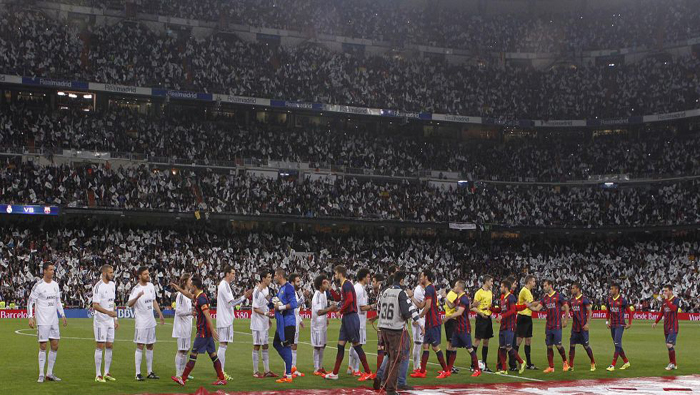 Jugadores del Real Madrid y el Barcelona se saludan en un Clásico de la temporada 2013-2014.