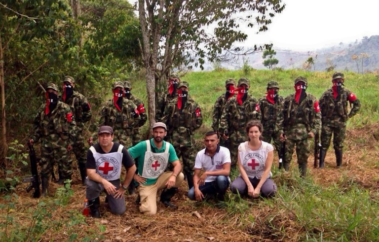 El policía colombiano Héctor Germán Pérez (abajo, 2ºD), posa junto a miembros del Comité Internacional de la Cruz Roja (CICR) y de la guerrilla del ELN durante su liberación en una zona rural de Bolívar, Colombia, el 2 de abril de 2016.
