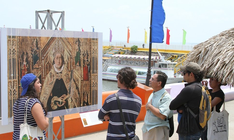 Una copia de las obras de más de 45 autores son expuestas al aire libre en el turístico puerto Salvador Allende,