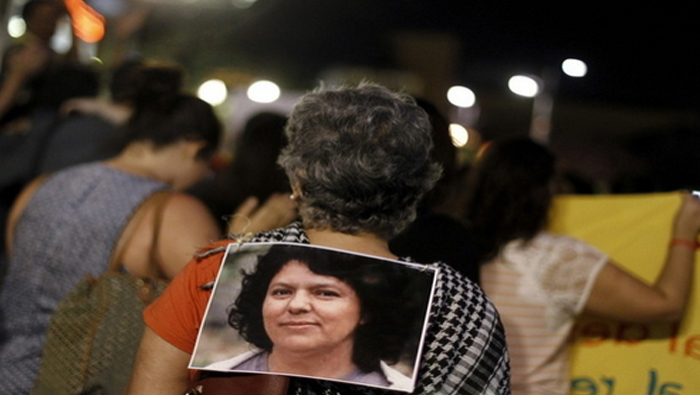 Familiares y compañeros de lucha de Berta Cáceres exigen justicia por su muerte.