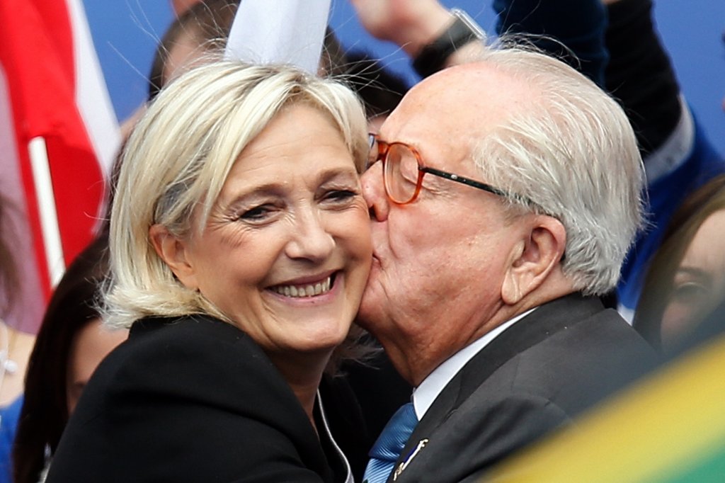 Tanto Marine Le Pen como Jean-Marie Le Pen podrían haber sacado más de dos millones de dólares de su país.