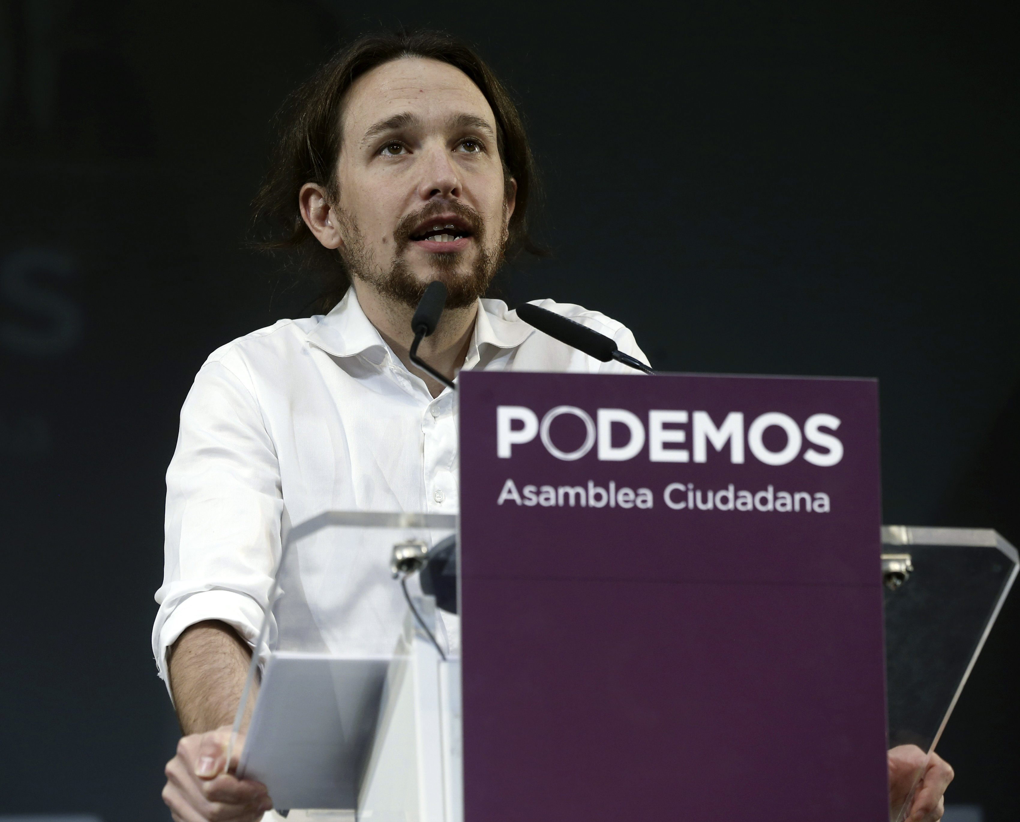 Pablo Iglesias, por el partido Podemos, expresa su descontento con políticas en contra de los Derechos Humanos durante el encuentro en el Pleno de la Cámara Baja.