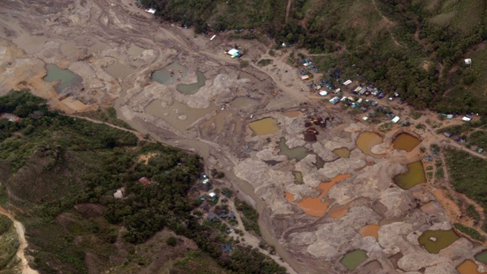 Imagen cortesía del Ejercito colombiano entre Mercaderes y Bolívar, Cauca, donde se  evidencia el daño ambiental.