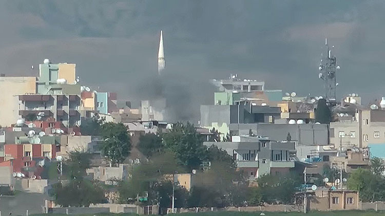 El video fue grabado el pasado martes mientras el Ejército turco bombardeaba Nusaybin.