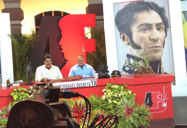 El mandatario Nicolás Maduro participa en el programa Con el Mazo Dando, transmitido por el canal de televisión estatal VTV.