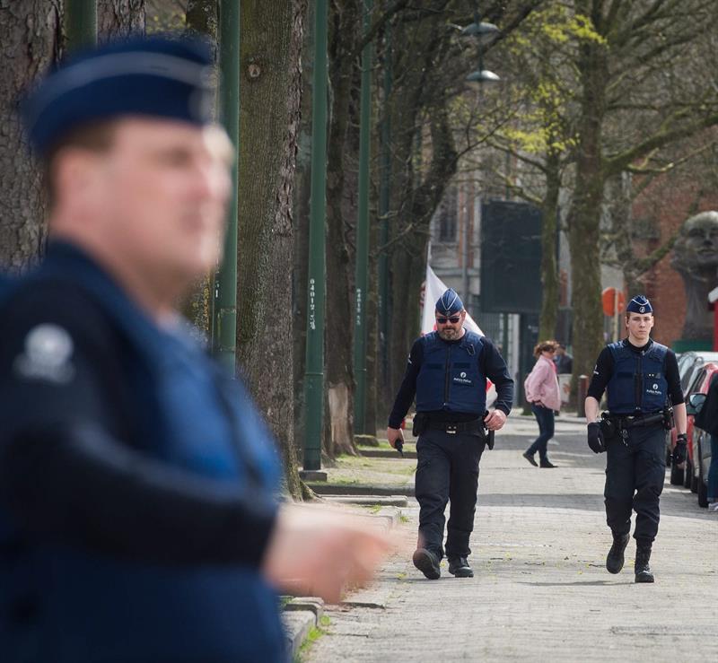 Los funcionarios policiales desplegados en el municipio de Etterbeek cuentan con equipos antiexplosivos y francotiradores.