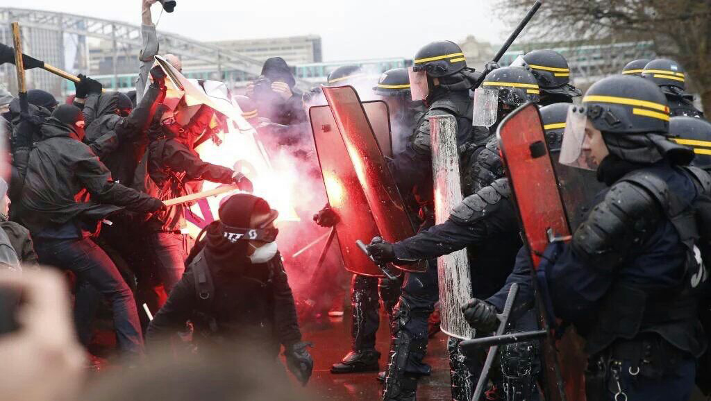 La policía de Francia continúa la represión contra las manifestaciones consecutivas en contra de la reforma.