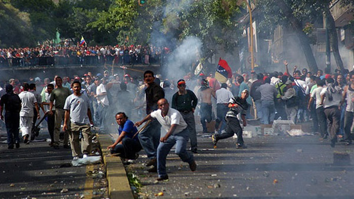 El 11 de abril de 2002 la derecha venezolana, con la ayuda del poder mediático, creo una situación de tensión para enfrentar a pueblo contra pueblo, derivando en un golpe de Estado por 47 horas contra el comandante Hugo Chávez.