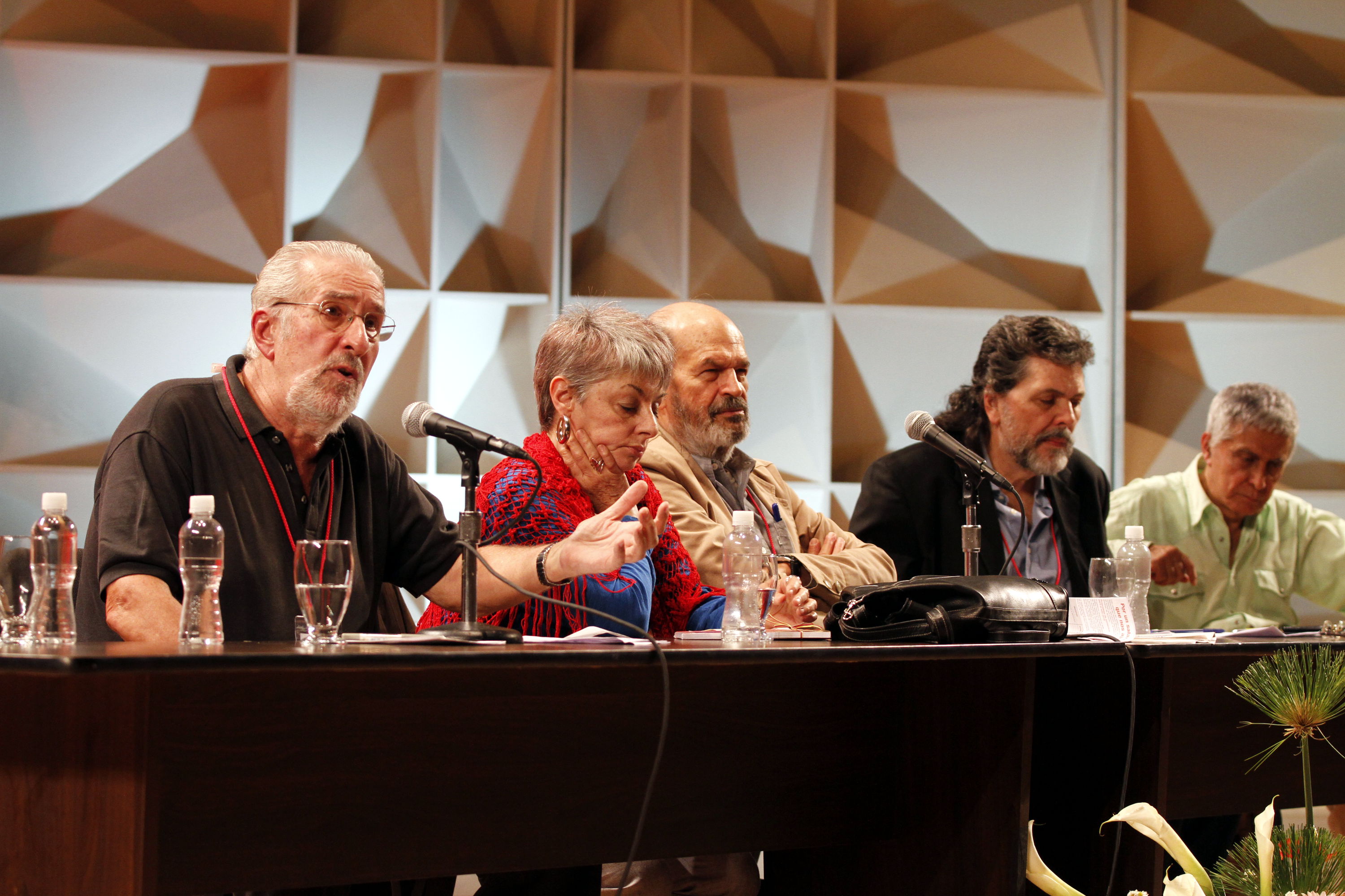 Intelectuales debaten en Caracas propuestas contra el neoliberalismo.