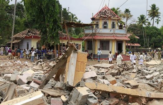 Un enorme incendio arrasó un templo en Kerala en el sur de India dejando más de 100 víctimas mortales y más de 200 heridos.