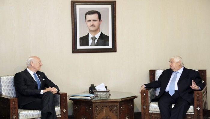 Staffan de Mistura durante la reunión con el el ministro de Asuntos Exteriores, Walid al Mualem, en Damasco.