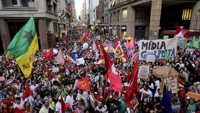 Brasileños condenan ataques contra presidenta Dilma Rousseff.